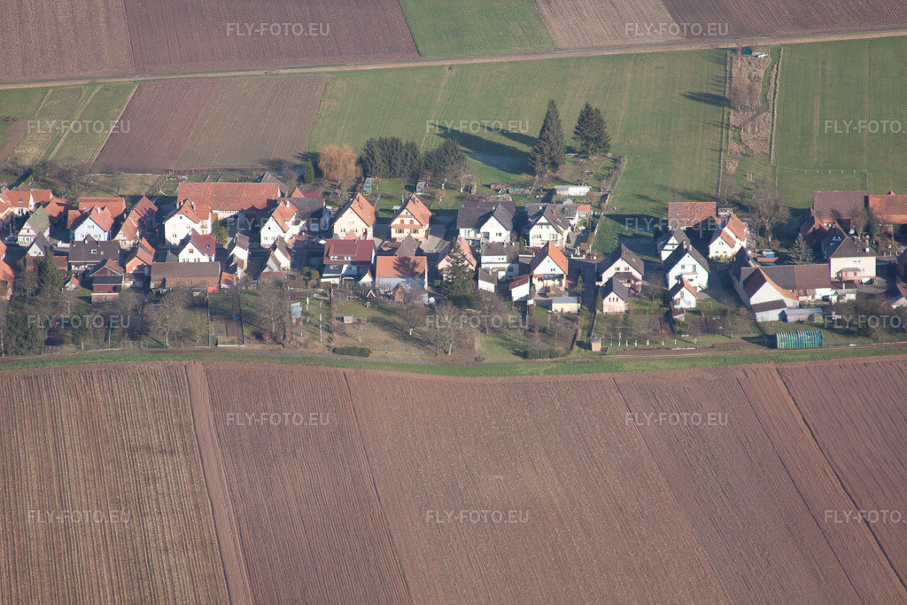 Vue aérienne: Rue Principale depuis le sud à Schleithal dans le département Bas Rhin, France – .Photo: IMG_48491.jpg prise le 11/12/2011 par Werner Riehm/FLY-FOTO.eu – Résolution de l'original: 4752 x 3168 px