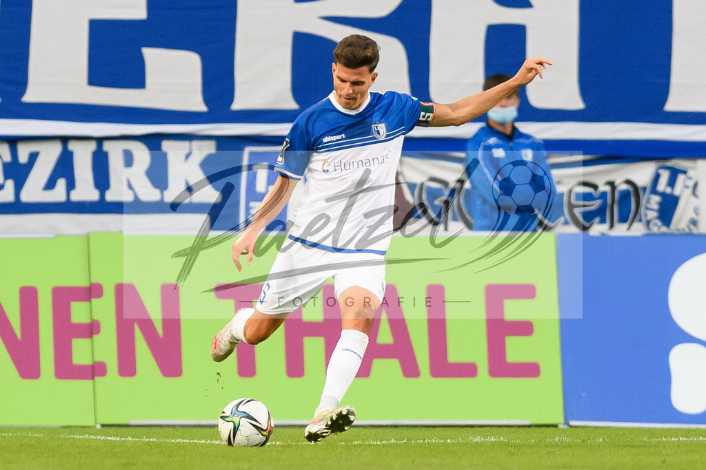 FCMFCK20210904_230 | Fussball, Herren: Tobias Mueller (1. FC Magdeburg) in Aktion, am Ball, Einzelaktion beim Spiel der 3. Liga zwischen 1. FC Magdeburg und 1. FC Kaiserslautern in der MDCC-Arena am 04.09.2021 in Magdeburg, Deutschland.DFB / DFL REGULATIONS PROHIBIT ANY USE OF PHOTOGRAPHS AS IMAGE SEQUENCES AND/OR QUASI-VIDEO. - Realisiert mit Pictrs.com