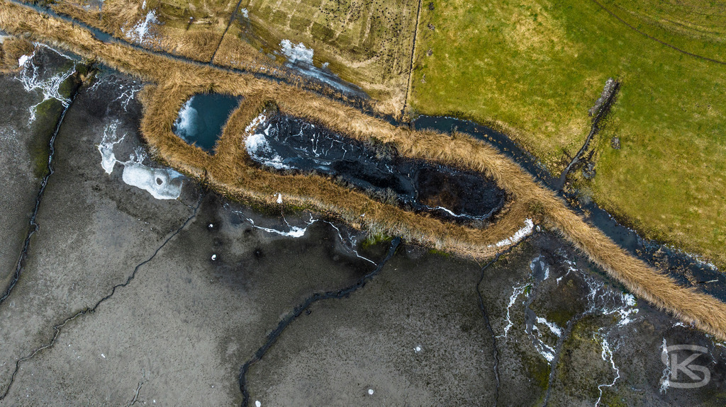 Allgäu-See-Landschaft aus der Luft mit Rinnsalen und Seeufer im Herbst | Atemberaubende Allgäu-See-Landschaft aus der Luft mit Rinnsalen und Seeufer im Herbst – idyllische Natur, sichtbarem Seegrund und leuchtenden Herbstfarben, beeindruckende Drohnenaufnahme - Realisiert mit Pictrs.com