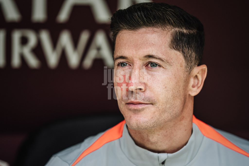 Fußball | Herren | UEFA-Fußball-Europameisterschaft 2024 | Gruppe D | Polen vs. Niederlande | 16.06.2024 | Robert Lewandowski (#9, Polen) auf der Bank vor dem Spiel Portrait