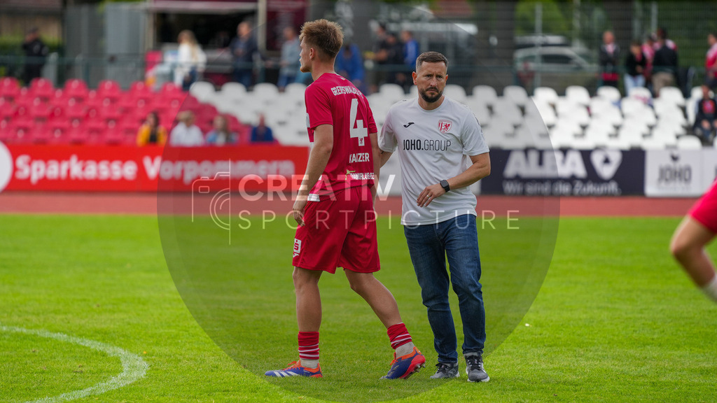 Fußball, Herren, Saison 2025/2026, Regionalliga Nordost, 9. Spieltag, Greifswalder FC vs. FSV 63 Luckenwalde, Sonntag 21.09.2025, Volksstadion Greifswald, | Fußball, Herren, Saison 2025/2026, Regionalliga Nordost, 9. Spieltag, Greifswalder FC vs. FSV 63 Luckenwalde, Sonntag 21.09.2025, Volksstadion Greifswald, Im Bild: Edgar Kaizer (l. Greifswald) und Markus Zschiesche (r. Trainer Greifswald) - Realisiert mit Pictrs.com