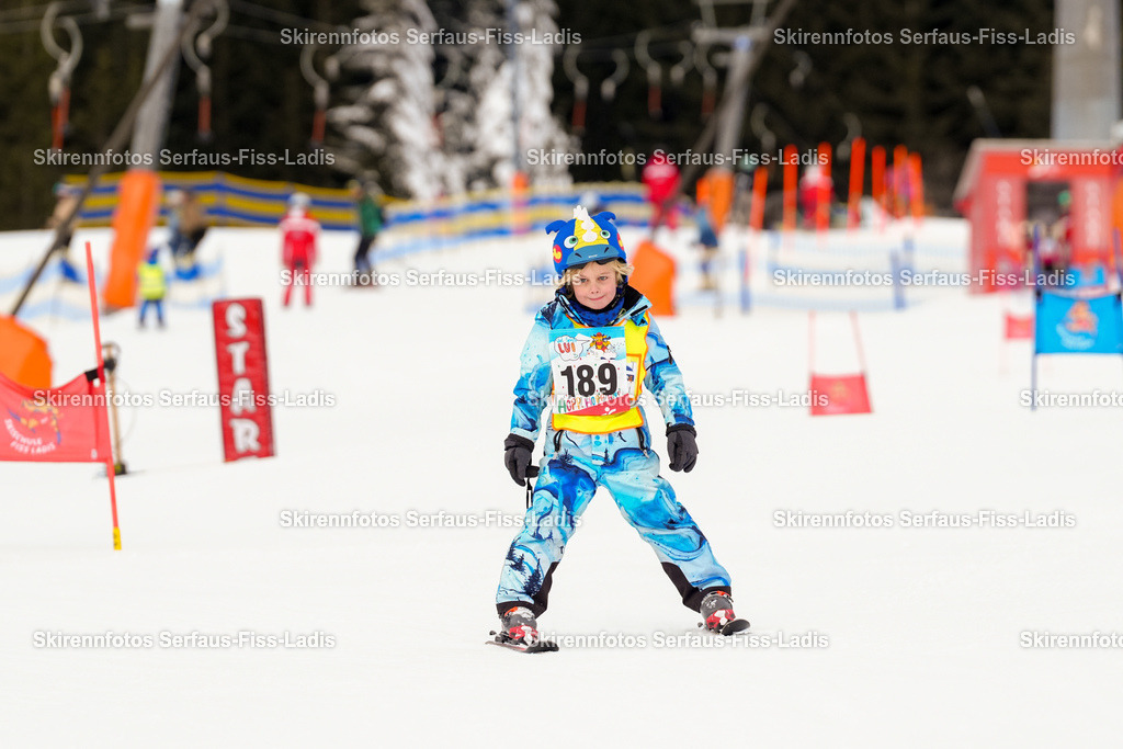 SRF_02.01.2026_0224 | Skirennfotos,Serfaus,Fiss,Ladis,Kinderskirennen,Winter,Tirol,Oberland,skirace,SFL,feelfree,weil wir's genießen,ski,Ski,skifahren,Sonnenplateau, - Realisiert mit Pictrs.com