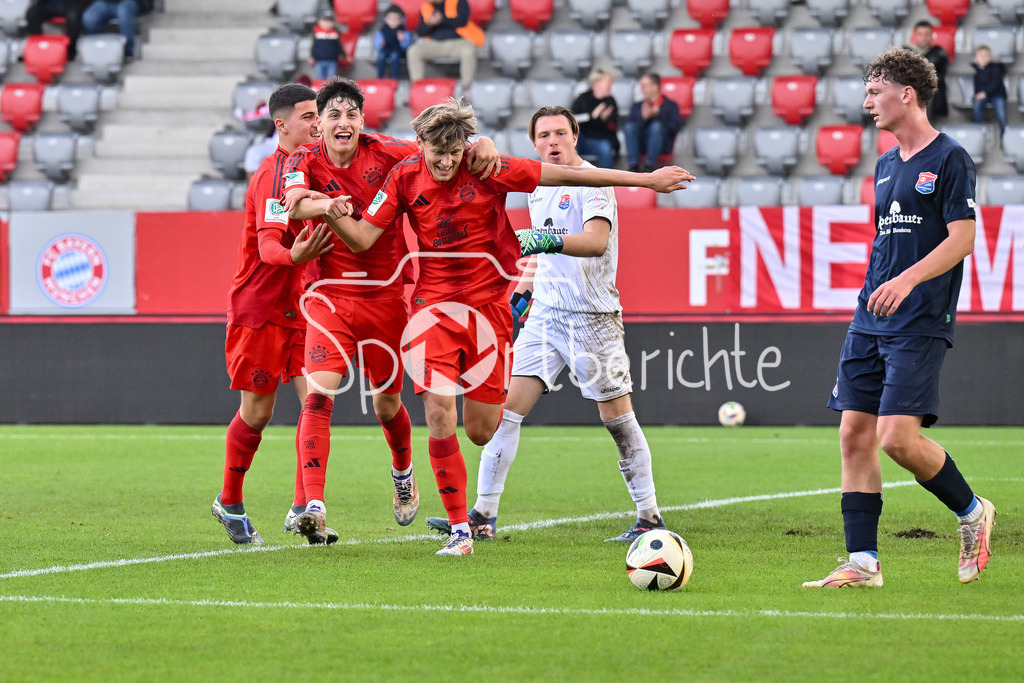 FC Bayern München U19 - SpVgg Unterhaching U19 | Jubel der Bayern nach dem Treffer zum 2-1 durch Magnus DALPIAZ (FC Bayern München U19 #2) / Freude / Happy / Tor / Torschuetze