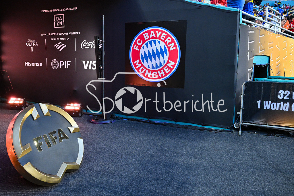 FC Bayern München - Boca Juniors | Das Logo des FC Bayern Muenchen bei der FIFA Club WM in den USA / Symbolbild / FIFA Club World Cup: FC Bayern Muenchen - Boca Juniors, Hard Rock Stadium am 20.06.2025 / NOT FOR SALE IN USA