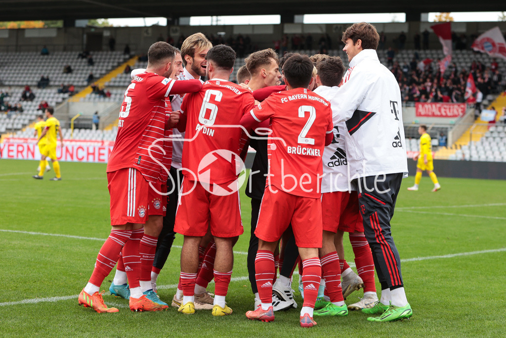 FC Bayern Amateure - FC Wuerzburger Kickers | DIe Bayern jubeln ueber den Siegtreffer von Yusuf KABADAYI (FCB #7)