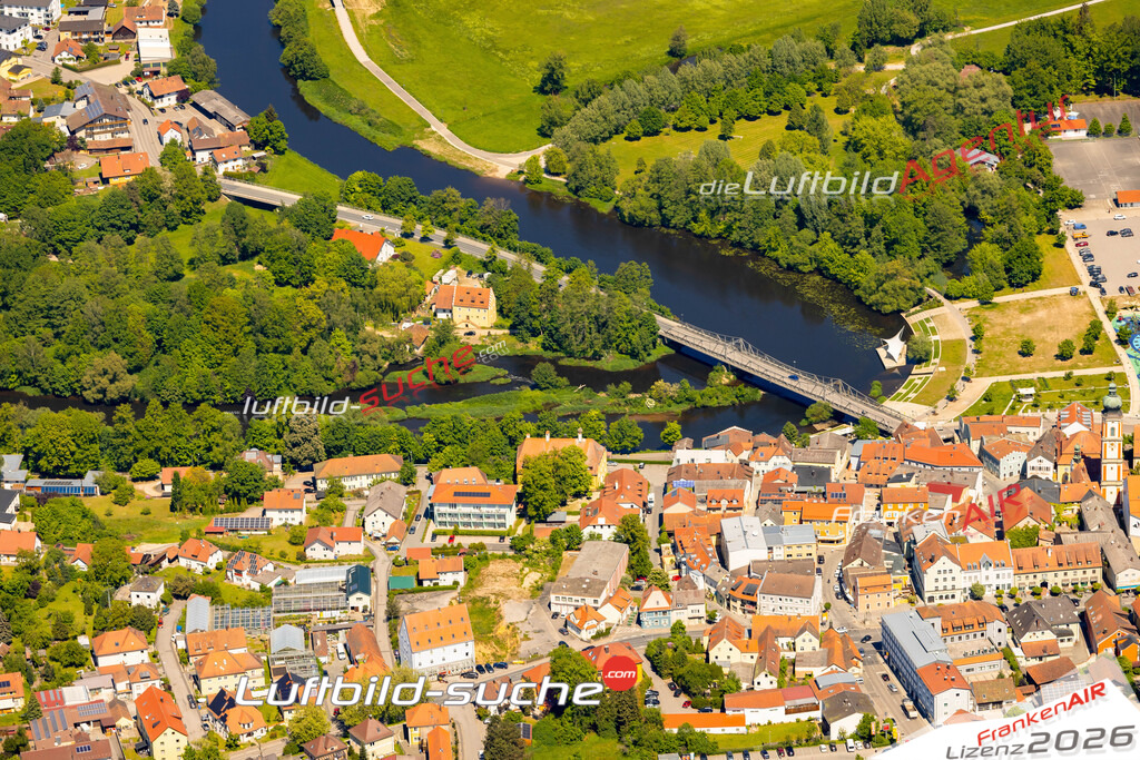 Das Luftbild zeigt : Altstadt Roding - Die Luftaufnahme wurde 2024 vom UL-Flugzeug aus erstellt ( keine Drohne ) - Hochauflösende Luftaufnahme - Für grossformatige Ausdrucke geeignet. Die Geschenkidee !Mit Lizenz und Bildrechte bestellbar