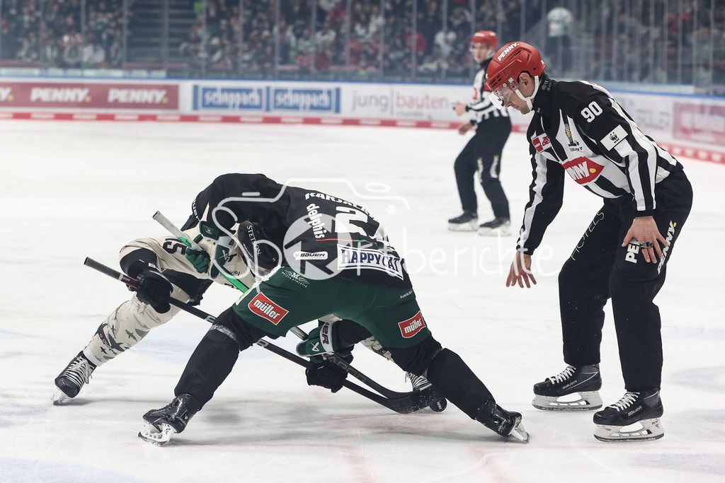 Augsburger Panther - Kölner Haie | Louis-Marc AUBRY (KEC #15) beim Bully gegen Jere KARIJALAINEN (AEV #21) / Linienrichter Andreas HOFER