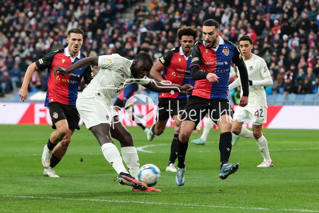 FC Basel - FC Bayern München | Dayot UPAMECANO (fcb #2) im Duell mit Leon AVDULLAHU (Basel #37) / Zweikampf