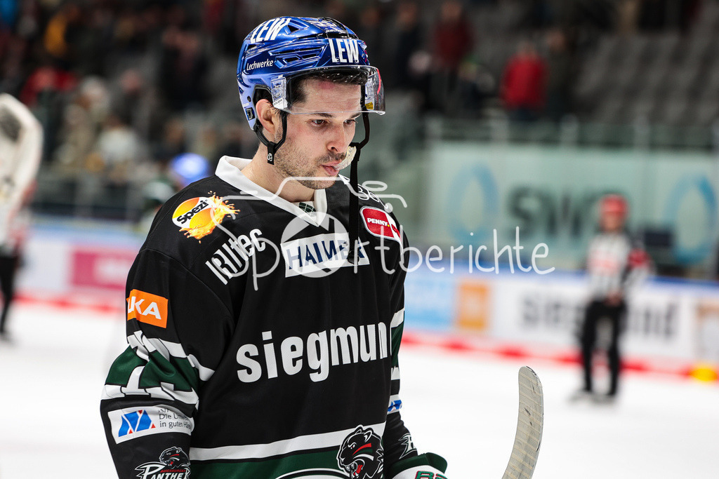 Augsburger Panther - Loewen Frankfurt | Matthew PUEMPEL (AEV #73) ist bedient nach der Niederlage gegen Frankfurt