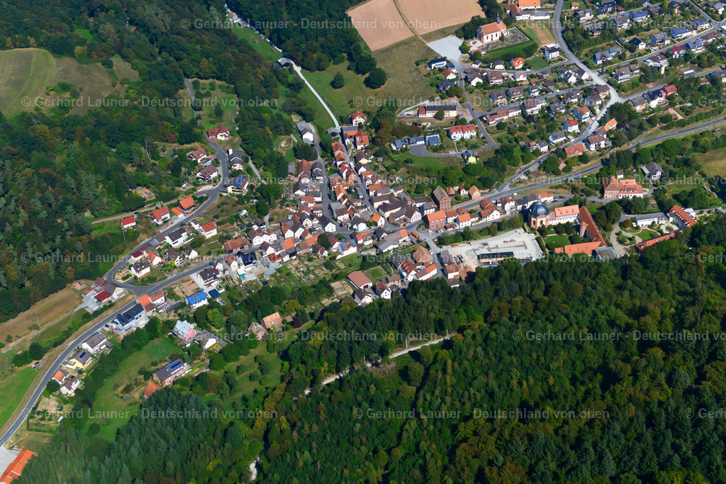3650618 | HOLZKIRCHEN 13.09.2016 Landwirtschaftliche Nutzflächen und Feldgrenzen  umsäumen das Siedlungsgebiet des Dorfes in Holzkirchen im Bundesland Bayern, Deutschland // Agricultural land and field boundaries surround the settlement area of the village  in Holzkirchen in the state Bavaria, Germany Foto: Gerhard Launer