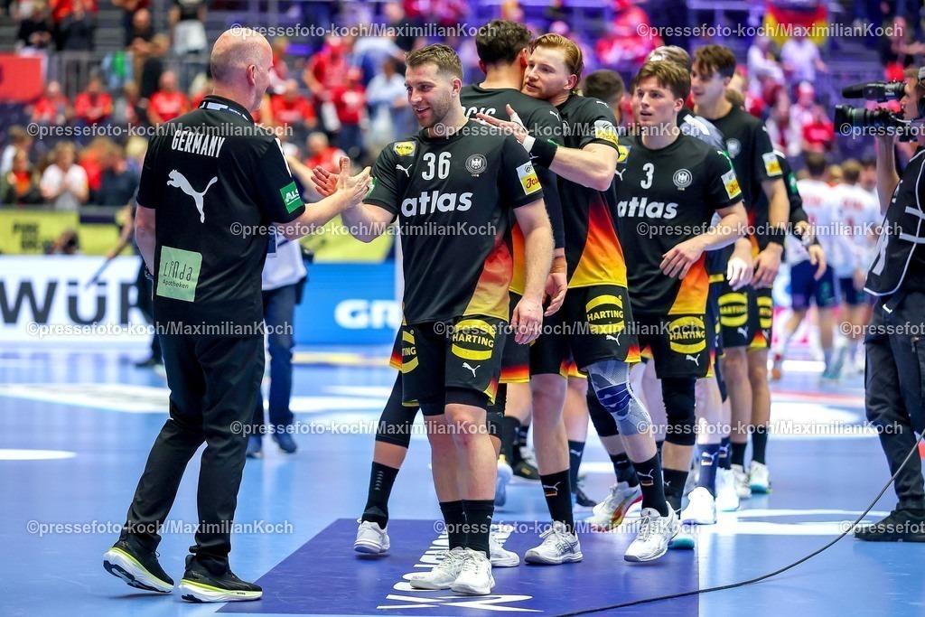 EHF24012603108 | 24.01.2026, Handball, Men's EHF EURO 2026, Deutschland - Norwegen, Jyske Bank Boxen in Herning, Dänemark, Main Round: Abschlussjubel nach dem deutschen Sieg gegen Norwegen.  Lukas Mertens (Germany #36)  Tom Kiesler (Germany #30)  Nils Lichtlein (Germany #03)