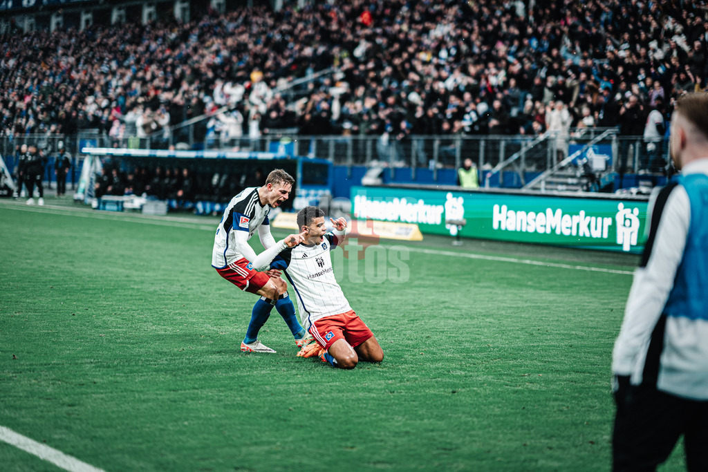 Fußball | Männer | Saison 2023/2024 | 2. Fußball-Bundesliga | 23. Spieltag | Hamburger SV vs. SV 07 Elversberg | 25.02.2024 | Torschütze Ransford Königsdörffer (#11, HSV) und Miro Muheim (#28, HSV)