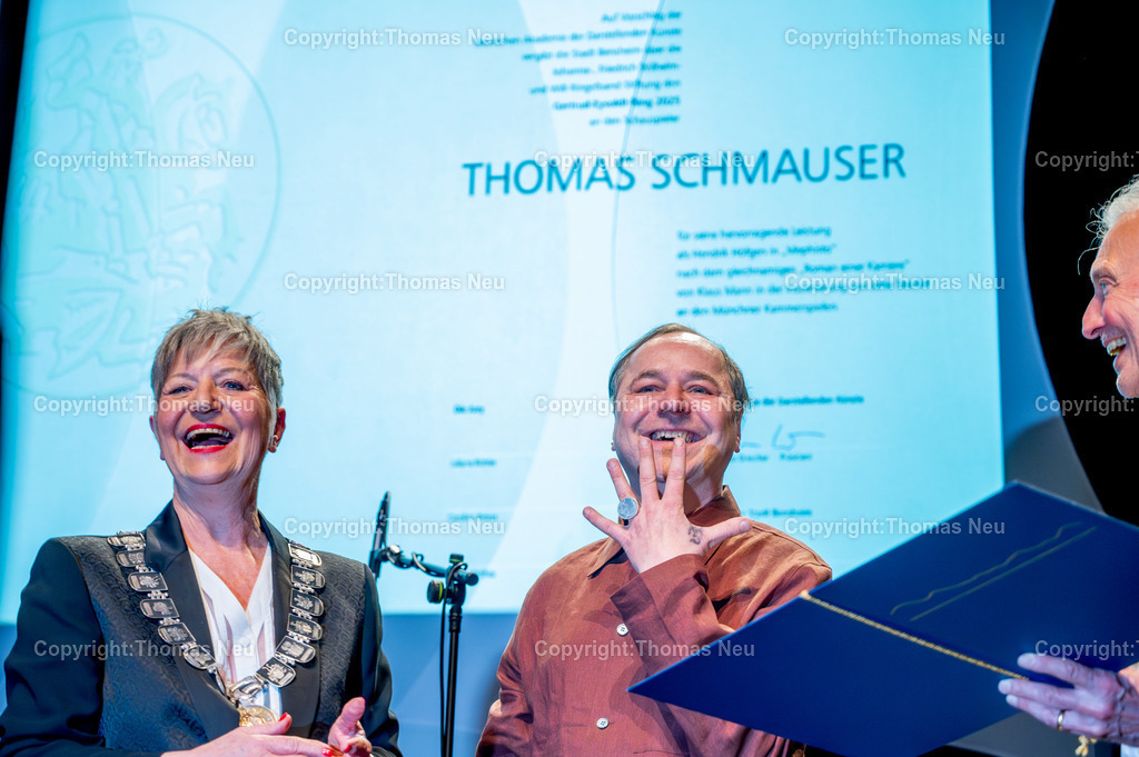 eysoldt-ring-thomas-schmauser-bensheim-fotografie-thomas-neu.jpg-56 | Im Parktheater Bensheim fand am 28. März 2026 die Verleihung des Eysoldt-Rings 2025 statt – eine der bedeutendsten Auszeichnungen für Schauspielkunst im deutschsprachigen Raum. Der Preis ging an Thomas Schmauser (Mitte) , der für seine herausragende darstellerische Leistung geehrt wurde.  Bild zeigt den Präsidenten der Deutschen Akademie der Darstellenden Künste Prof. Hans-Jürgen Drescher (rechts angeschnitten) , die Bensheimer Bürgermeisterin  Christine Klein und Thomas Schmauser ,. ,Bild: Thomas Neu