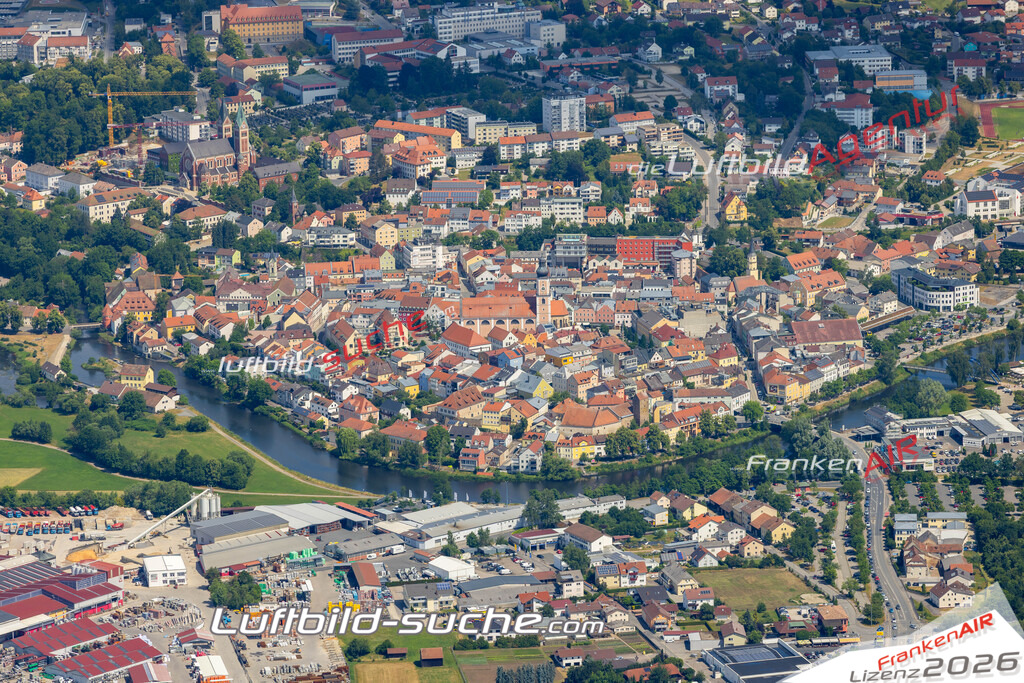 Das Luftbild zeigt : Altstadt Cham - Die Luftaufnahme wurde 2023 vom UL-Flugzeug aus erstellt ( keine Drohne ) - Hochauflösende Luftaufnahme - Für grossformatige Ausdrucke geeignet. Die Geschenkidee !Mit Lizenz und Bildrechte bestellbar