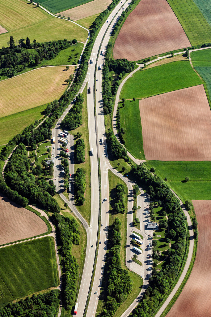 dr__0017889.jpg | DINKELSBüHL 01.06.2017 LKW- Abstellflächen an der Autobahn- Raststätte und Parkplatz der BAB A7 in Dinkelsbühl im Bundesland Bayern, Deutschland. // Lorries - parking spaces at the highway rest stop and parking of the BAB A 7 in Dinkelsbuehl in the state Bavaria, Germany. Foto: Daniel Reiter