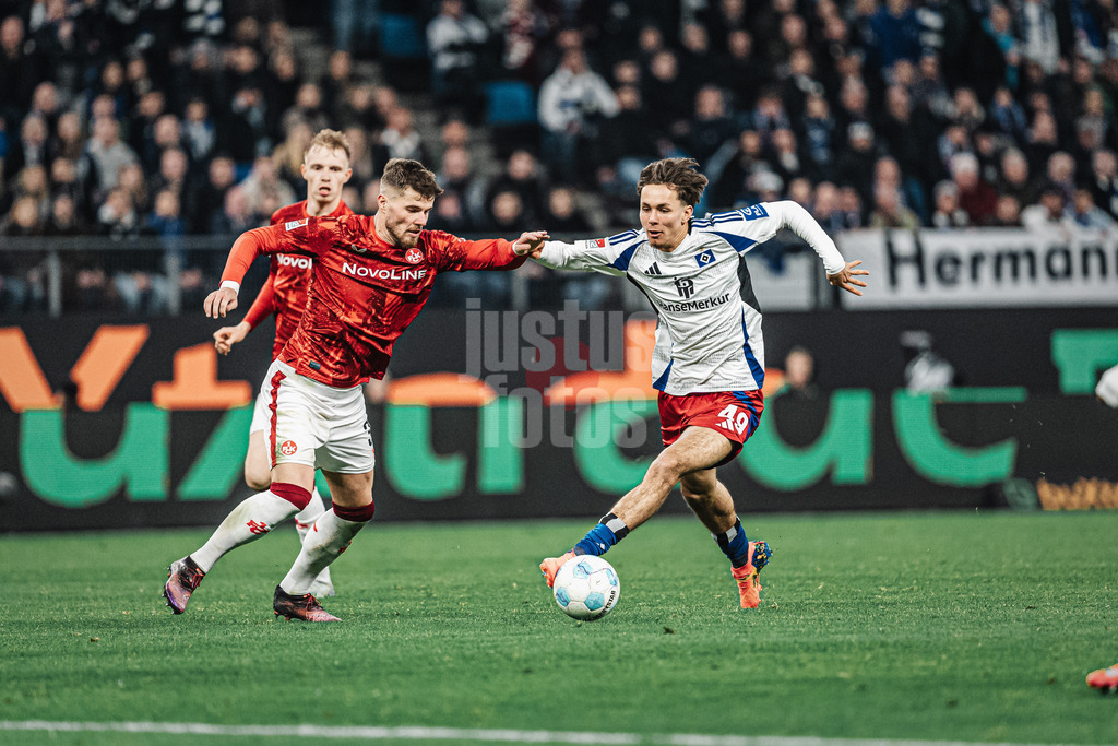 Fußball | Männer | Saison 2024/2025 | 2. Fußball-Bundesliga | 23. Spieltag | Hamburger SV vs. 1. FC Kaiserslautern | 21.02.2025 | v.l. Jan Elvedi (#33, 1. FC Kaiserslautern) gegen Otto Emerson Stange (#49, HSV)