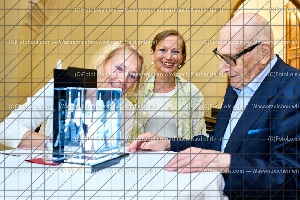 ALP8825_XXXX-Chopin-Festival_Jubilaeumsgeschenk Spandl | (C)FotoLois.com, Alois Spandl. XXXX. Chopin-Festival in der Kartause Gaming, Empfang im Prälatensaal nach dem Eröffnujngskonzert, Fr 16. August 2024.