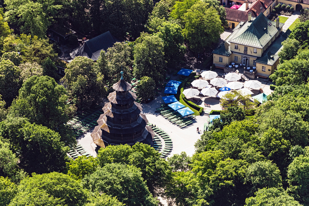 dr__0027416.jpg | MüNCHEN 24.05.2019 Der Chinesische Turm mit Biergarten im Englischen Garten in München Schwabing im Bundesland Bayern. Bei hochsommerlichen Temperaturen sind kaum Gäste an den Tischen und Sitzbänken in der Sonne zu sehen. Im Restaurant ist für eine Feier gedeckt. Der Chinesische Turm ist auch als Chinaturm oder Große Pagode bekannt. // The Chinese Tower beer garden in English Garden in Munich Schwabing in the state Bavaria. In high summer temperatures hardly any guests can be seen at the tables and benches in the sun. The restaurant is set for a celebration. Foto: Daniel Reiter
