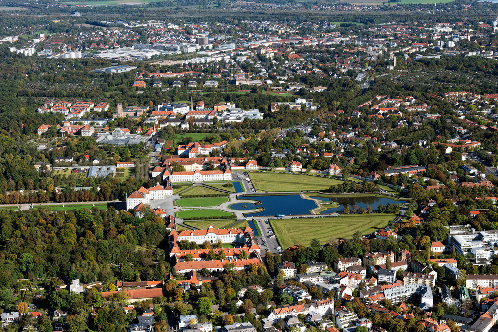 dr__0053970.jpg | MüNCHEN 07.10.2024 Schloss und Schlosspark- Anlagen " Nymphenburg " im Stadtteil Neuhausen-Nymphenburg in München im Bundesland Bayern. Weiterführende Informationen bei: Bayerische Verwaltung der staatlichen Schlösser, Gärten und Seen Schloss Nymphenburg. // Building and Castle Park Castle Nymphenburg im Stadtteil Neuhausen-Nymphenburg in Munich in the state Bavaria. Further information at: Bayerische Verwaltung der staatlichen Schloesser, Gaerten und Seen Schloss Nymphenburg. Foto: Daniel Reiter