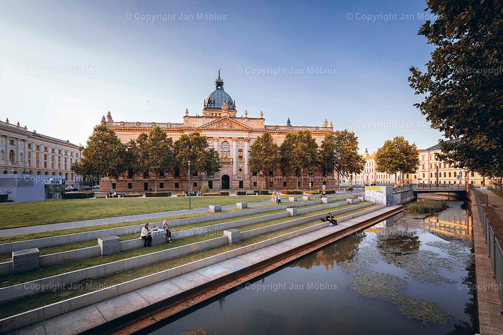 Bundesverwaltungsgericht | Das heutige Bundesverwaltungsgericht in Leipzig blickt auf eine bewegte Geschichte zurück: Ursprünglich als Reichsgericht errichtet, diente das beeindruckende Gebäude später als Bildermuseum. Heute ist es Sitz des höchsten deutschen Gerichts für öffentliches Recht. Die Verbindung aus historischer Architektur, kulturellem Erbe und rechtlicher Bedeutung macht diesen Ort einzigartig – für Besucher, Interessierte und Bildkäufer gleichermaßen. - Realisiert mit Pictrs.com