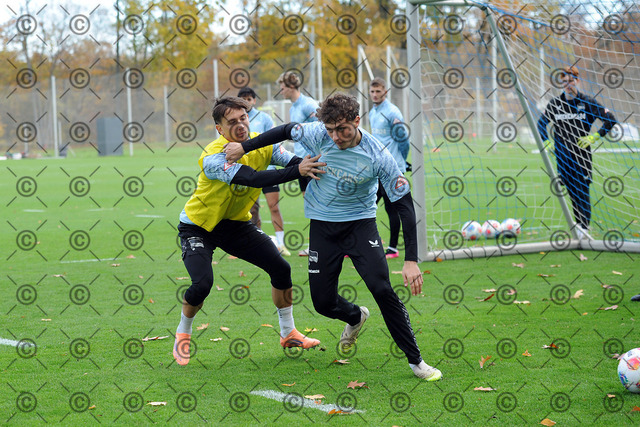 RGE_7957b | Hertha BSC, 2.Bundesliga, Herren, Saison 2025/26, Training, im Bild li.  Michal Karbownik ( Hertha BSC ), Maurice Krattenmacher ( Hertha BSC ),   Fotograf:  Ralf Gebhardt,  - Realisiert mit Pictrs.com