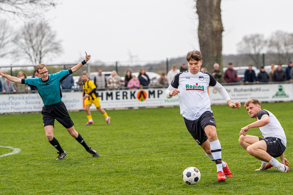 Fußball I Herren I Saison 2025-2026 I Kreisliga VEC I 22. Spieltag I SC SW Bakum - SV Falke Steinfeld I 23602 | jns.sportfotos - Realisiert mit Pictrs.com