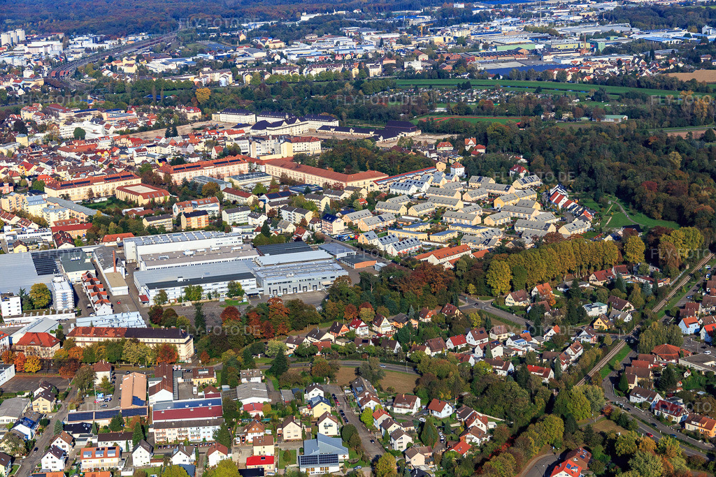 Luftbild: Ortsansicht von Westen in Rastatt im Bundesland Baden-Württemberg in Deutschland. Foto: IMG_075282.jpg vom 26.10.2014 durch Werner Riehm/FLY-FOTO.deAuflösung des Originals: 5472 x 3648 px