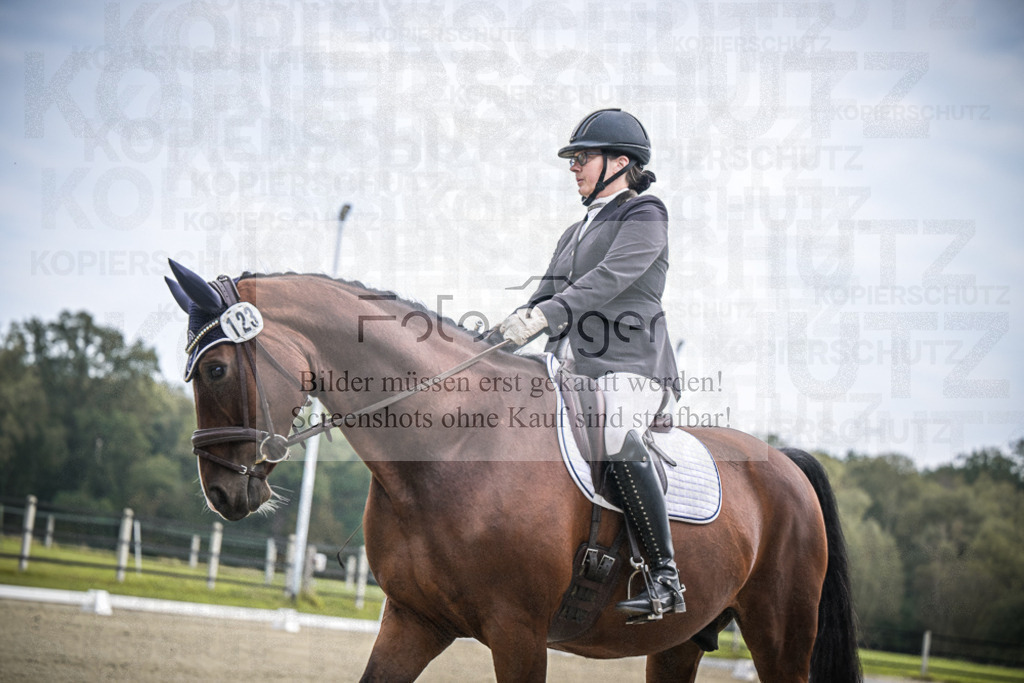 DOS_B473 | Entdecke hochwertige Reitturnierfotos von Foto Oger. Professionell, emotional und authentisch – jetzt Lieblingsmomente im Shop bestellen.Deutschlandweite Turnierfotografie. - Realisiert mit Pictrs.com