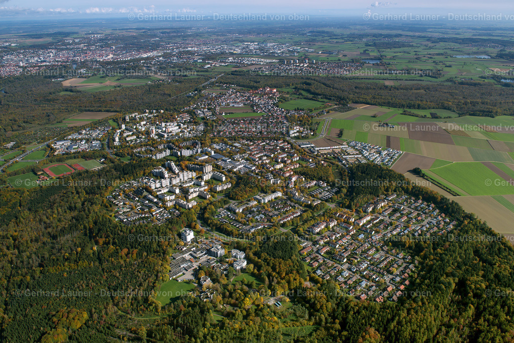 3703675 | Wiblingen, ULM 13.10.2017 Stadtansicht vom Stadtrand angrenzend an landwirtschaftliche Feldern  in Ulm im Bundesland Baden-Württemberg, Deutschland // City view from the outskirts with adjacent agricultural fields  in Ulm in the state Baden-Wuerttemberg, Germany Foto: Gerhard Launer