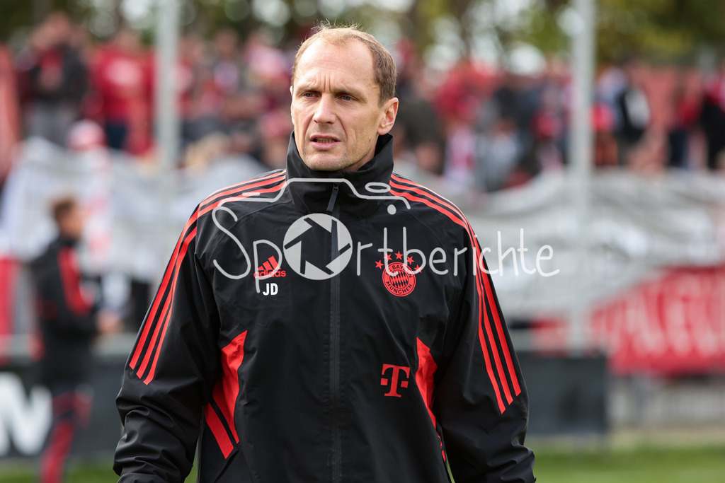 TSV Aubstadt - FC Bayern Amateure | Amateure Torwarttrainer Jaroslav Drobny in Aktion