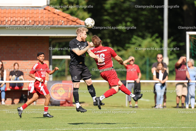 Fußball I Herren I Saison 2025-2026 I Verbandsliga Süd I 7. Spieltag I SV Schackendorf - SV Azadi Lübeck I 06.09.2025.045 | v.l. Florian Hahn (15, SV Azadi Lübeck), Jorrit Bernoth (16, SV Schackendorf) - Realisiert mit Pictrs.com