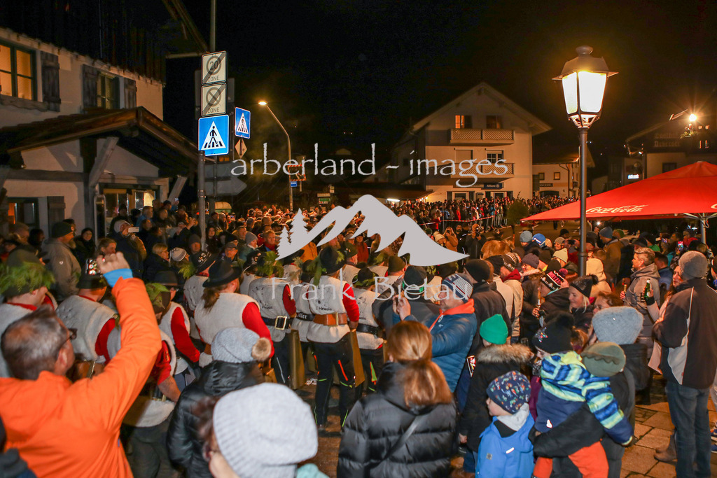 OE7A3658 | ab 21 Uhr, gemeinsames Läuen auf und um die Kuhbrücke (Kejbruck), schon lange warten tausende auf das Eintreffen der Gruppen, es gibt kaum ein durchkommen