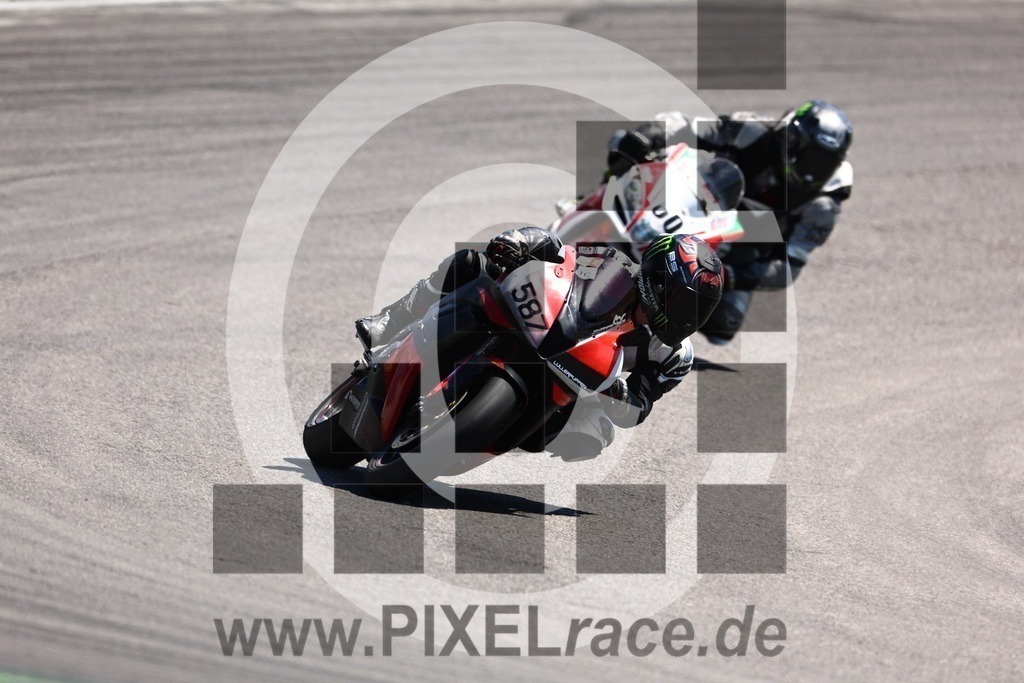 0587-20240625_04355 | Schöne Erinnerungen an spannende Momente - das festzuhalten ist unser Job. PIXELrace.de ist seit 2003 auf den Rennstrecken Europas unterwegs um die Action draußen beim Fahren und die wunderbare Stimmung imm Fahrerlager für euch einzufangen.