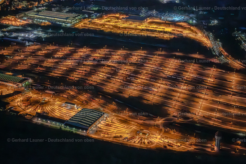 3901384 | NüRNBERG 21.08.2021 Schienen- und Gleisstrecken auf den Abstellgleisen und Rangierstrecken des Rangierbahnhofes und Güterbahnhofes der Deutschen Bahn in Nürnberg im Bundesland Bayern. // Marshalling yard and freight station of the Deutsche Bahn in Nuernberg in the state Bavaria. bahn.de. Foto: Gerhard Launer, Nachtaufnahme