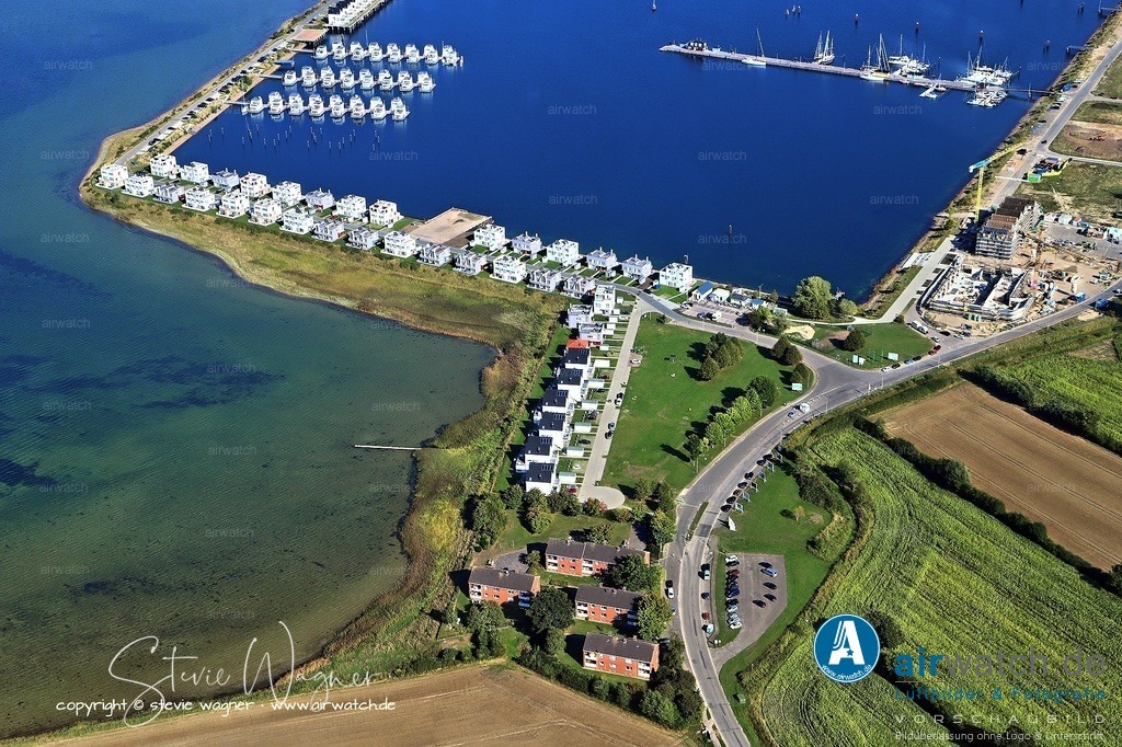 OstseeResort Olpenitz am Albatrosplatz - Luftbild | Der Albatrosplatz direkt am Yachthafen bietet modernen Komfort mit Blick auf das Wasser. Das stilvoll eingerichtete Domizil ist Teil eines größeren Ferienparks mit verschiedenen Unterkünften, darunter Ferienhäuser, Wohnungen und Hausboote, viele mit Extras wie Sauna, Whirlpool oder Kamin.