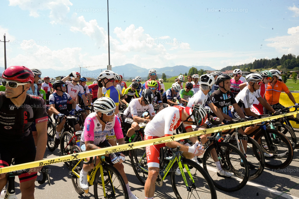 309_20230817_Bewerb_Maenner_Muehlanger | AUT - OESTERREICH, 2023-08-16: SPORT RENNRAD-FAHREN - 55. INTERNATIONALER RADWELTPOKAL IN ST. JOHANN IN TIROL  - Vintage-Radrennen mit WM-Bronze-Medaillen-Siegerin Christina Schweinberger, den Teilnehmer und Alexander Baumann (vom Orginastions-Team) - TAG 2 BEWERB MAENNER IN SECHS GRUPPEN  ; Foto: Roland Muehlanger