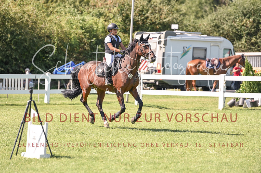 Schugtsche-Düren.2024-06.Stilspringprf.A_-164 | Schugtsche Fotografie - Realisiert mit Pictrs.com