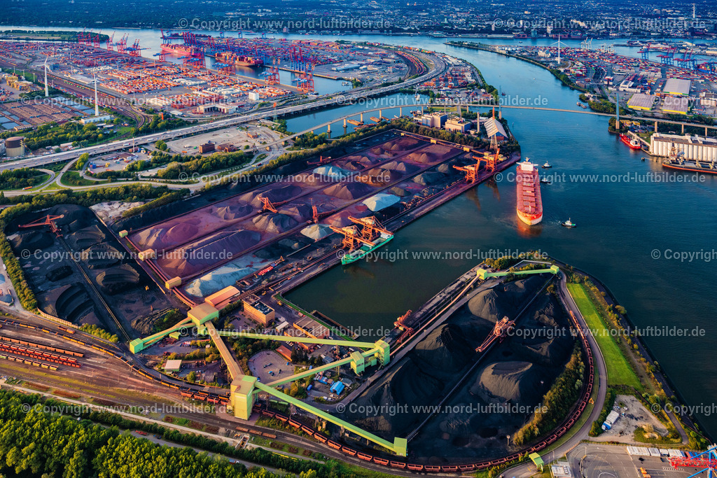 Hamburg_Hansaport_ELS_5196190925 | HAMBURG 25.09.2025 Belade- Verladestation für Sande und Schüttgüter im Hafenbereich Hansaport und Müllverwertungseinrichtung MVR Müllverwertung am Rugenberger Damm GmbH & Co. KG bei der Köhlbrandbrücke in Hamburg. Weiterführende Informationen bei: HPA Hamburg Port Authority,  MVR Müllverwertung Rugenberger Damm GmbH & Co. KG. // Loading zone for sand and bulk material in the harbour and refuse utilisation facility MVR Muellverwertung Rugenberger Damm GmbH & Co. KG at the Koehlbrandbruecke in Hamburg. Further information at: HPA Hamburg Port Authority,  MVR Muellverwertung Rugenberger Damm GmbH & Co. KG. Foto: Martin Elsen