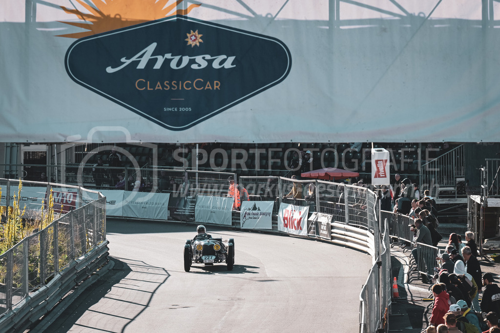 21. Arosa ClassicCar 2025 - 6. =September= 2025 | Martin Siebenmann aus Zumikon (SUI) in einem Riley TT Sprite aus dem Jahre 1931 mit Startnummer 227 am Arosa ClassicCar 2025 in der Kategorie Classic Trophy..@arosaclassiccar, @arosa.official, #arosaclassiccar, #arosa, #76curves, #classiccarBild: Sportfotografie Markus Aeschimann | www.markus-aeschimann.ch - Realisiert mit Pictrs.com