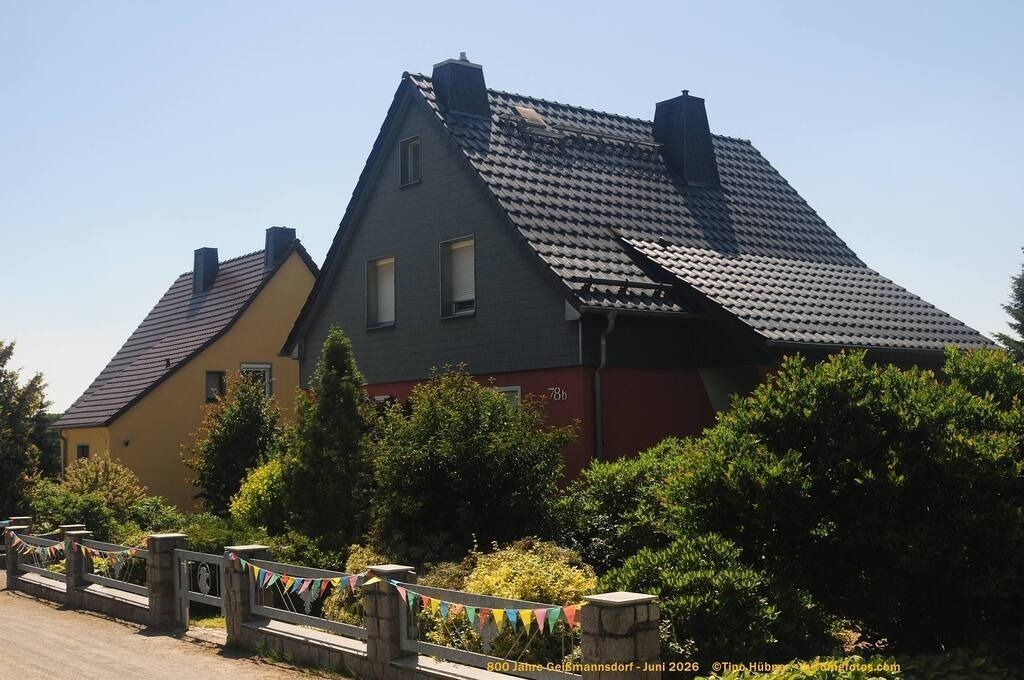 Geißmannsdorf-2026-Ortsbilder-617 | Geißmannsdorf bei Bischofswerda im Sommer 2026. Ein fotografischer Streifzug durch das Dorf Geißmannsdorf, mit Gebäuden, Straßen, Strohpuppen und geschmückten Vorgärten und Grundstücken anlässlich der 800-Jahr-Feier von Geißmannsdorf im Juni 2026 - Realisiert mit Pictrs.com