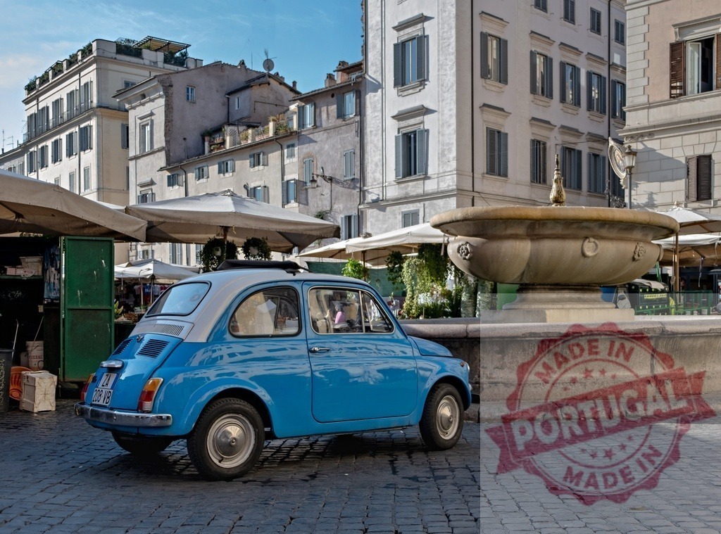 Vintage Fiat 500 parking in Rome piazza | Vintage light blue Fiat 500 parked on cobblestone street next to historic fountain in Rome - Realisiert mit Pictrs.com