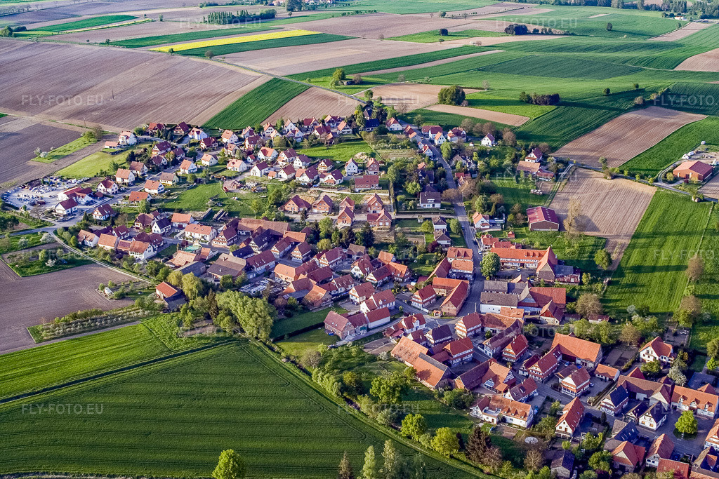 Vue aérienne: Rue Saint-Paul à Hunspach dans le département Bas Rhin, France – .Photo: IMG_10629.jpg prise le 04/05/2008 par Werner Riehm/FLY-FOTO.eu – Résolution de l'original: 3456 x 2304 px