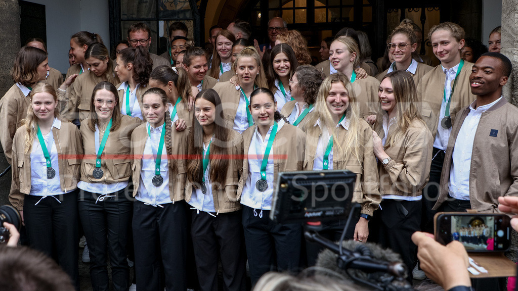 Fussball, Frauen, Senatsempfang SV Werder Bremen | Die Mannschaft des SV Werder Bremen zeigt sich vor dem Bremer Rathaus den Fans