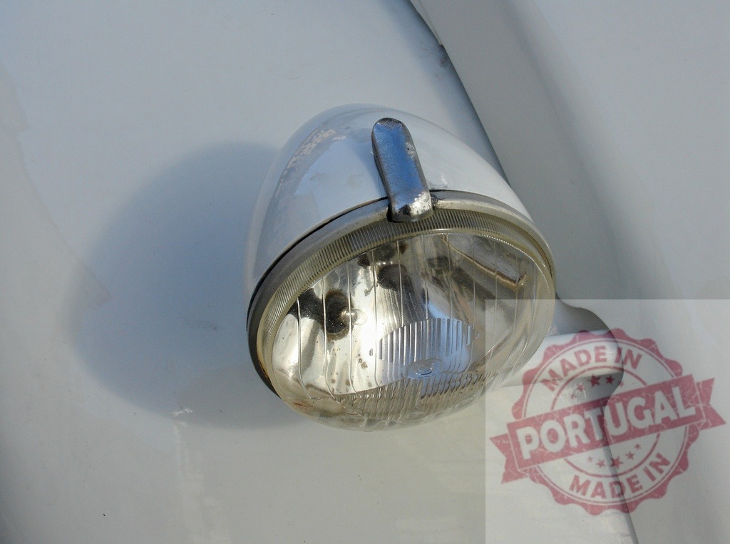 Close-up of headlight shining on classic Citroën 2CV car | Headlight of white Citroën 2CV reflecting sunlight, showing details of design and craftsmanship - Realized with Pictrs.com