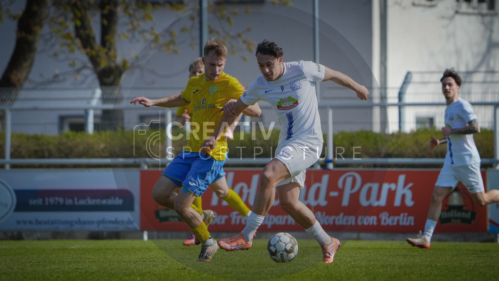 Fußball, Herren, Saison 2025/2026, Regionalliga Nordost, 29. Spieltag, FSV 63 Luckenwalde vs. FC Eilenburg, Samstag 11.04.2026, Werner-Seelenbinder-Stadion Luckenwalde, | Fußball, Herren, Saison 2025/2026, Regionalliga Nordost, 29. Spieltag, FSV 63 Luckenwalde vs. FC Eilenburg, Samstag 11.04.2026, Werner-Seelenbinder-Stadion Luckenwalde, Im Bild: Fabio Schneider (l. Luckenwalde) und Corvin Kosak (r. Eilenburg) - Realisiert mit Pictrs.com
