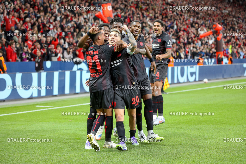 Bayer 04 Leverkusen vs Eintracht Frankfurt - Bundesliga  | Leverkusen, Deutschland, 12.09.25:   Alejandro Grimaldo (Bayer 04 Leverkusen) Torjubel, jubelt mit seiner Mannschaft nach dem Treffer zum 3:1 waehrend des Spiels der Bundesliga zwischen  Bayer 04 Leverkusen vs Eintracht Frankfurt in der BayArena(Foto von Brauer-Fotoagentur / Adrian Schlueter)
