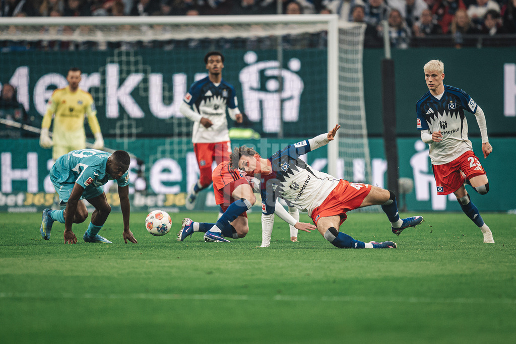 Fußball | Männer | Saison 2025/2026 | 1. Fußball-Bundesliga | 31. Spieltag | Hamburger SV vs. TSG Hoffenheim | 25.04.2026 | Der Rasen ist rutschig im Volksparkstadion, rechts Otto Stange (#49, HSV)