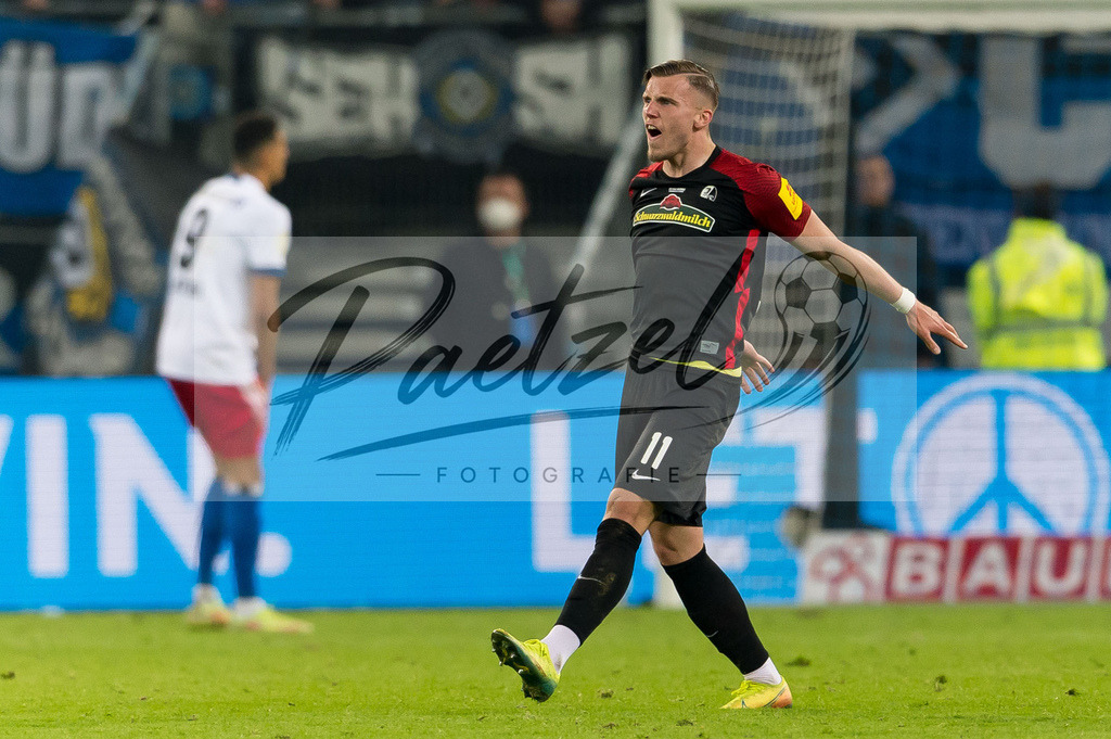 HSVSCF20220419_232 | Fussball, Herren: Ermedin Demirovic (SC Freiburg) jubelt beim DFB-Pokal-Halbfinalspiel zwischen Hamburger SV und SC Freiburg im Volksparkstadion am 19.04.2022 in Hamburg, Deutschland.DFB / DFL REGULATIONS PROHIBIT ANY USE OF PHOTOGRAPHS AS IMAGE SEQUENCES AND/OR QUASI-VIDEO. - Realisiert mit Pictrs.com