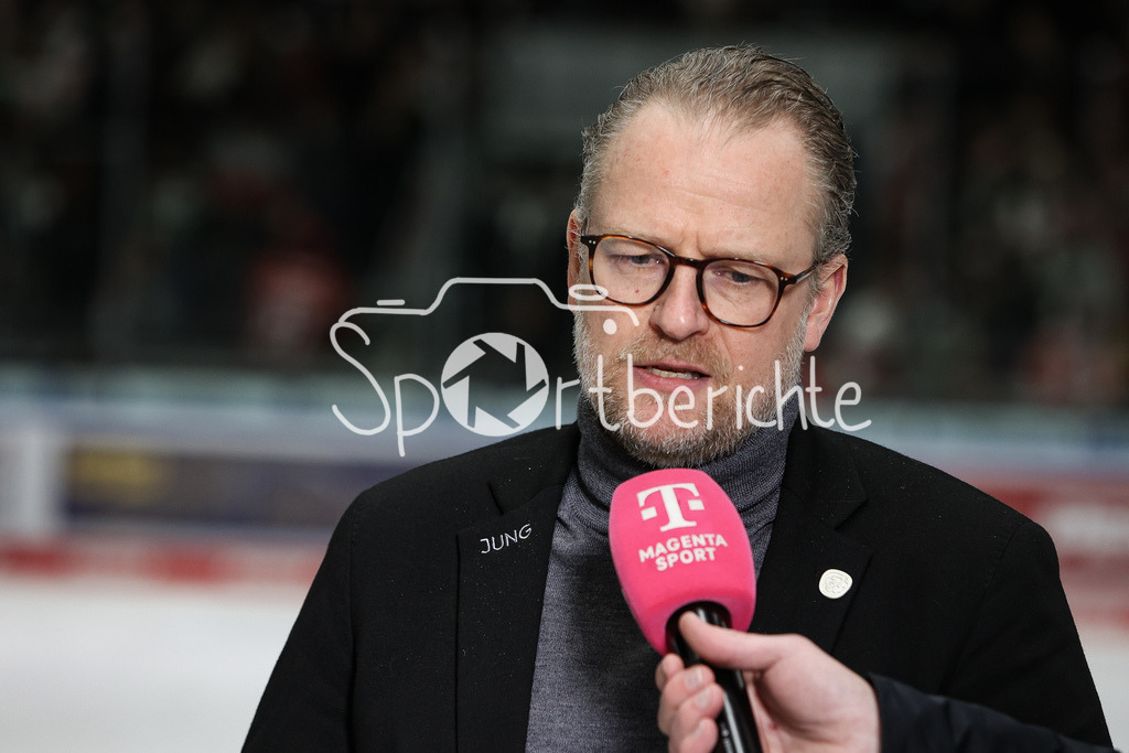 Augsburger Panther - Düsseldorfer EG | ein enttaeuschter Christof KREUTZER in Aktion stellt sich nach dem Abstieg den Fragen von MAgentaSport /