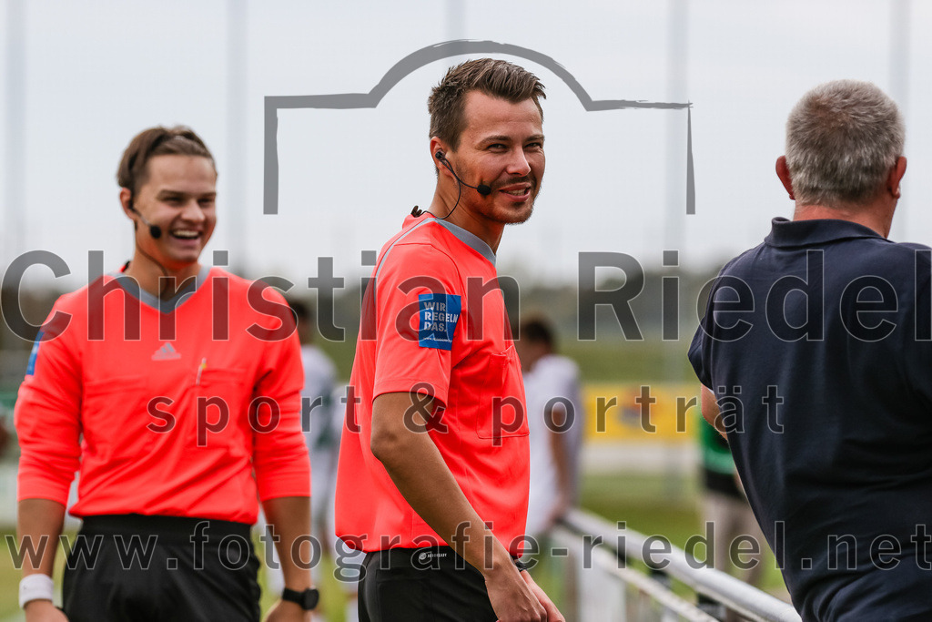 2023-10-14_001_FC_Langengeisling_gegen_TSV_Siegsdorf | Erding, Deutschland, 14.10.2023:
Fußball, Bezirksliga Oberbayern Ost 2023 / 2024, 13. Spieltag, FC Langengeisling gegen TSV Siegsdorf, Endergebnis: 3:0

Schiedsrichter Xaver Fabisch

Foto: Christian Riedel / fotografie-riedel.net